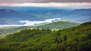 vue lac tremblant depuis la montagne