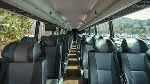 Luxury coach service between Montreal and Tremblant