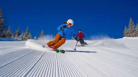 skieuses sous un ciel bleu