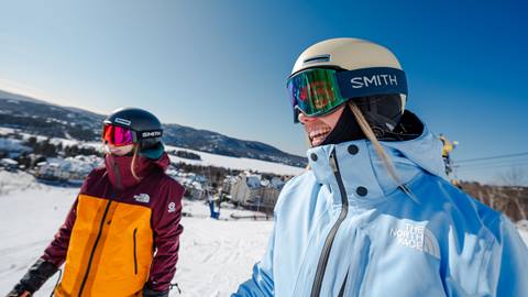 des participantes au camp de ski souriantes, dévalant les pistes ensemble à Tremblant