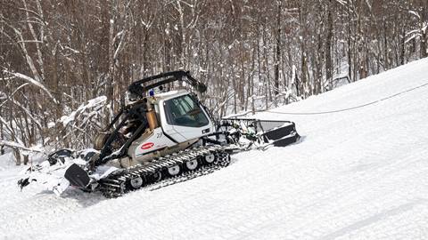 Grooming machine with a cable on trail