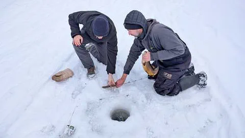 Pêche blanche lac de la montagne