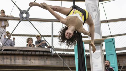 LÀ-HAUT Circus Show