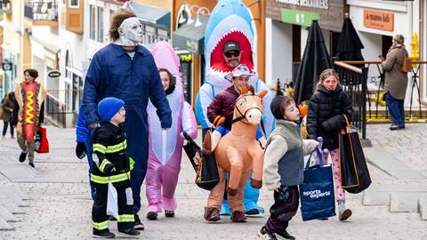 enfants à la recherche de bonbons dans le village