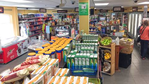 Fresh produce and grocery aisles inside the Magasin Général Tremblant.